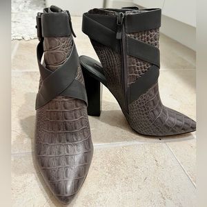 BCBG JEZEBELLE OPEN-BACK POINTED-TOE BOOTIE GREY NIGHT 7.5M/37.5EU